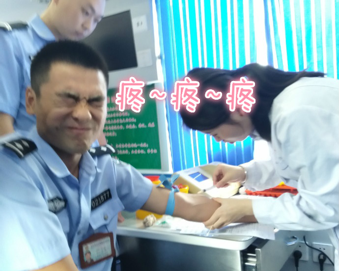 疼skr人！警察在移動獻(xiàn)血車上的表情包亮了
