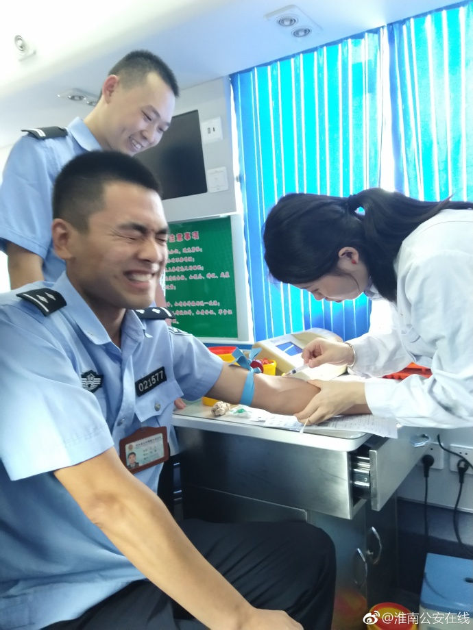 疼skr人！警察在移動獻(xiàn)血車上的表情包亮了