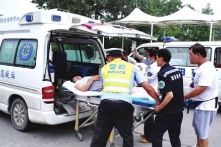 命懸一線牽動人心，救護(hù)車臨危不亂治病救人_